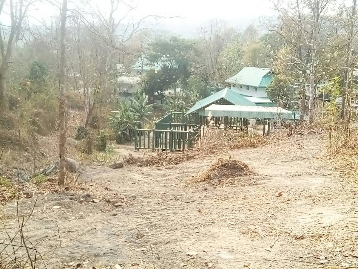 SoraidaSalwala's tweet image. แนวเขตป้องกันไฟทิศตะวันออกทางลงห้องแลปเก่าและด้านหลังอ้อมไปด้านหลังโรงเรือนพลายโบโบ้จรดรั้วไฟฟ้าเสร็จเรียบร้อยค่ะ #แนวกันไฟ #FireBreaks @FAEeleHosp