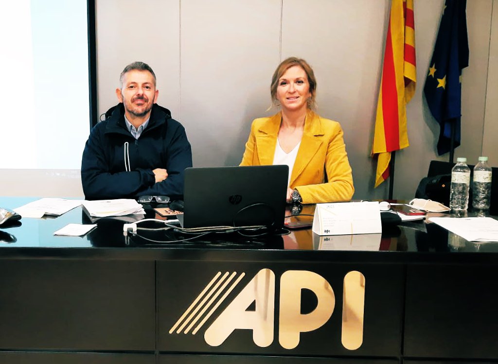 apigirona's tweet image. Exàmen acabat! 🍀 Ahir vam finalitzar el mòdul del #DESIAICAT sobre #Urbanisme amb @lauracorsunsky #jordiGarcía i uns alumnes també excepcionals que segueixen el curs amb molt d’esforç. 

👩🏻‍🏫🧑🏻‍💻bit.ly/34E0Nw8

#formacióAPI #apiGirona
🔜 MÒDUL bit.ly/2XHSlMu