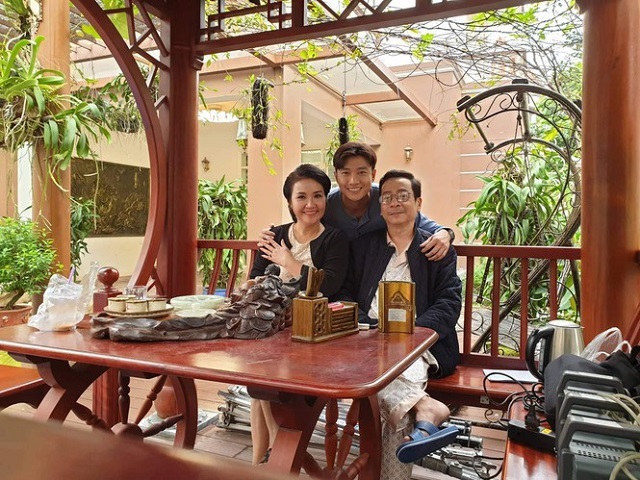 Nghệ sĩ Ngân Quỳnh bồi hồi nhớ lại ‘người đầu gối tay ấp’ trong ‘Về nhà đi con’ – NSND Hoàng Dũng https://t.co/QV0hkLTByA https://t.co/9DHlZ8c9GJ