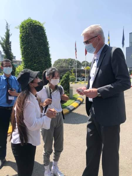 DKAmbMyanmar's tweet photo. These young protesters shows up peacefully at the Embassy every day.    We think  they deserve a future in a democratic Myanmar. We stand with the people of #Myanmar to reinstate the democratically elected government ⁦@JeppeKofod⁩ ⁦@udviklingsmin⁩ ⁦@DanishMFA⁩ https://t.co/ylD23MbjUS
