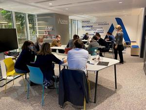 EMLYON's tweet photo. Notre formation sur-mesure "Influencer le futur" repose sur l’innovation & la collaboration. 17 collaborateurs du #groupeAltarea l'ont suivi afin de se préparer à anticiper un monde en évolution et s’adapter à un futur incertain👉 https://t.co/ooU1142SWn
#earlymakers #teamaltarea https://t.co/KwMI5HeUls