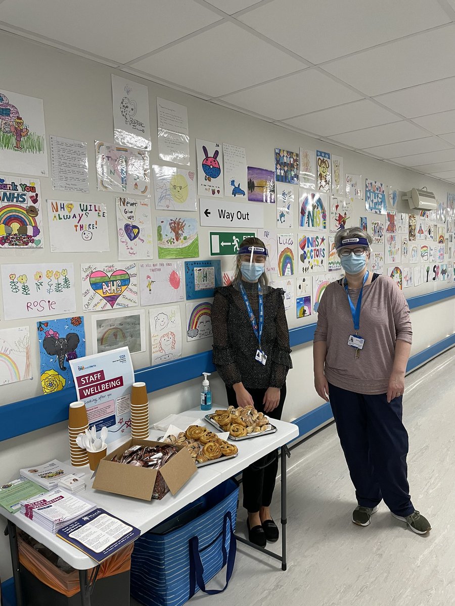 Supporting staff on Granger Suite...more Hot chocolate and pastries 4 change over staff. Partnership with our Well-being team. @MattersPastoral <a href="/sepsismaggie/">Maggie Pacheco</a> <a href="/KayleighRocket1/">Kayleigh Rockett</a> @Lin92371574 <a href="/Pope2Emma/">Emma Pope</a>
