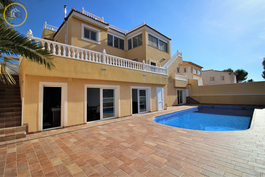 FindersSpanish's tweet photo. ✨450,000€✨Ref. CVV026 - Pinar de Campoverde (Alicante) – 4/5 Beds - 4 Baths - Large Living Room with Views - Independent Kitchen – Extra Large Garage - Guest Apartment - Indoor Kitchen/Lounge &amp; Shower Room by pool - 11 x 6 Swimming Pool 
🏠More Details: https://t.co/iMYF2w95hT https://t.co/t77USdVTcs