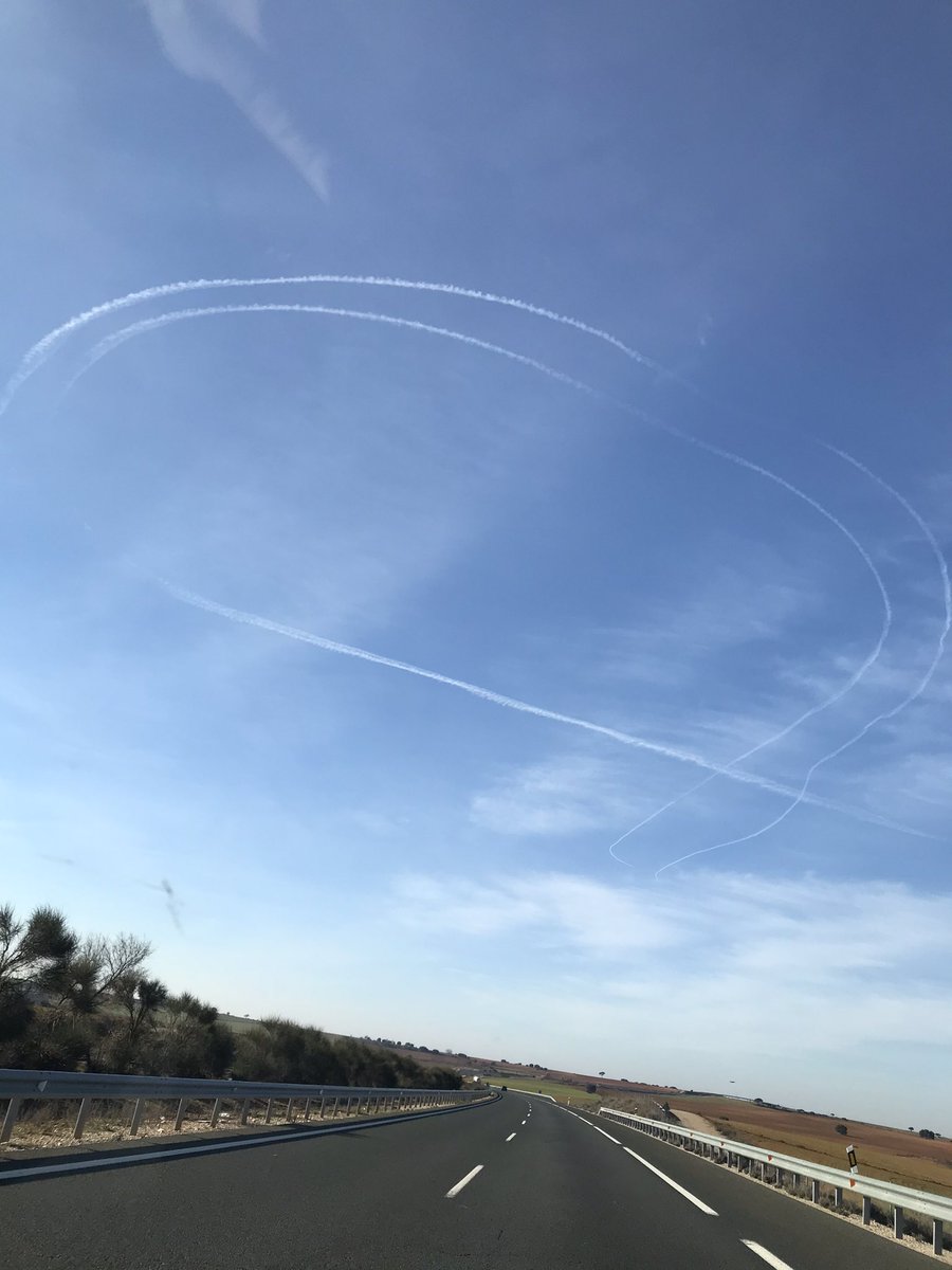 Cerca de Tomelloso, pueden ser 2 cazas haciendo maniobras? <a href="/RadarSpain/">RadarSpain 🇪🇸</a>
