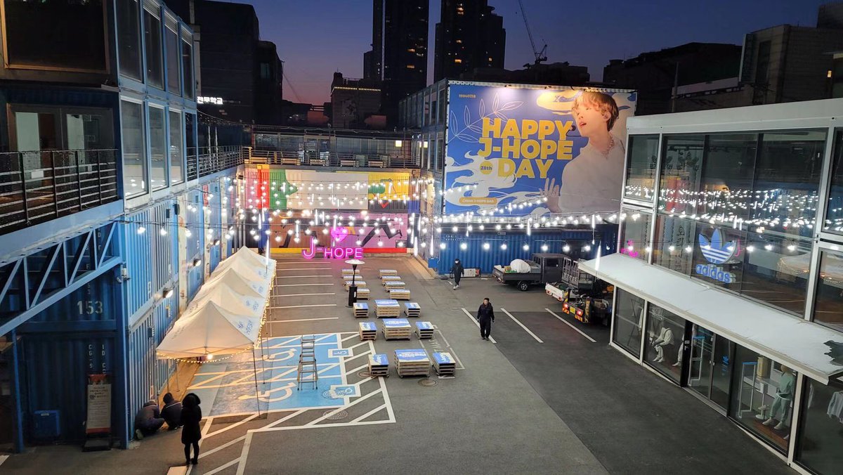 J_hopeBarChina's tweet photo. The feedback photo event of Seoul light theme park is coming! Upload your photos of the scene on SNS and hash tag #HAPPYJHOPEDAY , you can get a free drink from the coffee truck~ limited to 100 cups only! Let's celebrate Hoseok's birthday together!
#정호석 #제이홉 #JHOPE @BTS_twt https://t.co/f7JvnXsxw6