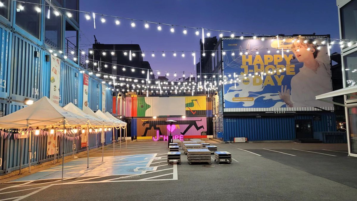 J_hopeBarChina's tweet photo. The feedback photo event of Seoul light theme park is coming! Upload your photos of the scene on SNS and hash tag #HAPPYJHOPEDAY , you can get a free drink from the coffee truck~ limited to 100 cups only! Let's celebrate Hoseok's birthday together!
#정호석 #제이홉 #JHOPE @BTS_twt https://t.co/f7JvnXsxw6