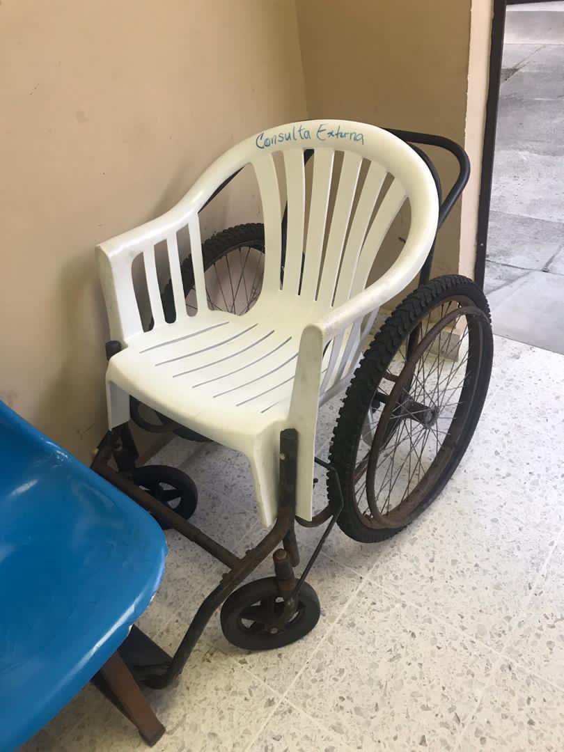 JoseValdezSV's tweet photo. Este es el sistema de salud que nos heredó ARENA y el FMLN, refrigeradoras pudriéndose, amarradas con cinta para que no se abrieran, sillas de ruedas plásticas, y un sin fin de insalubridades...

Tengan vergüenza... https://t.co/mFnvmNHcrT