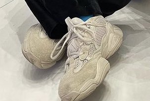 macklemartha's tweet photo. zoomers can shame us for side parts and skinny jeans all they want, at least we didn’t make these trendy again 🤢 https://t.co/G88V17oxKd