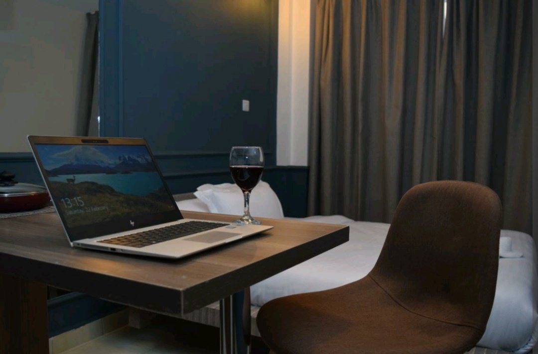 Studio apartment Location: Langata, NairobiAmenities: wifi/smart tv/hot shower/fully equiped kitchenette Price: 3,500 per night