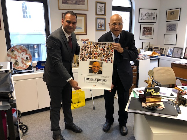 ManeeshMedia's tweet photo. When he said, “Nobody is the sole arbiter of whatever befalls them. We shouldn’t abandon all to destiny,” we felt it. And we felt a calm realizing how true it is! Thank you Sir, for the lesson. @RtHonLordPaulPC #JewelsofPunjab #HappyBirthday #LordSwrajPaul https://t.co/NBf5EG2iOY