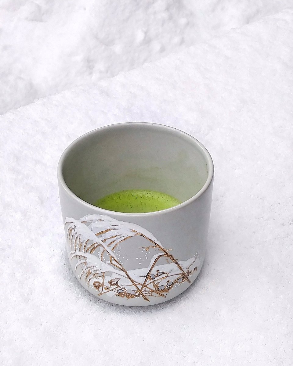 MatchaMoonTea's tweet photo. Morning matcha with a tsutsu winter chawan (cylindrical tea bowl).
#matcha #matchamoon #matchamoontea https://t.co/UXcxahEJNb