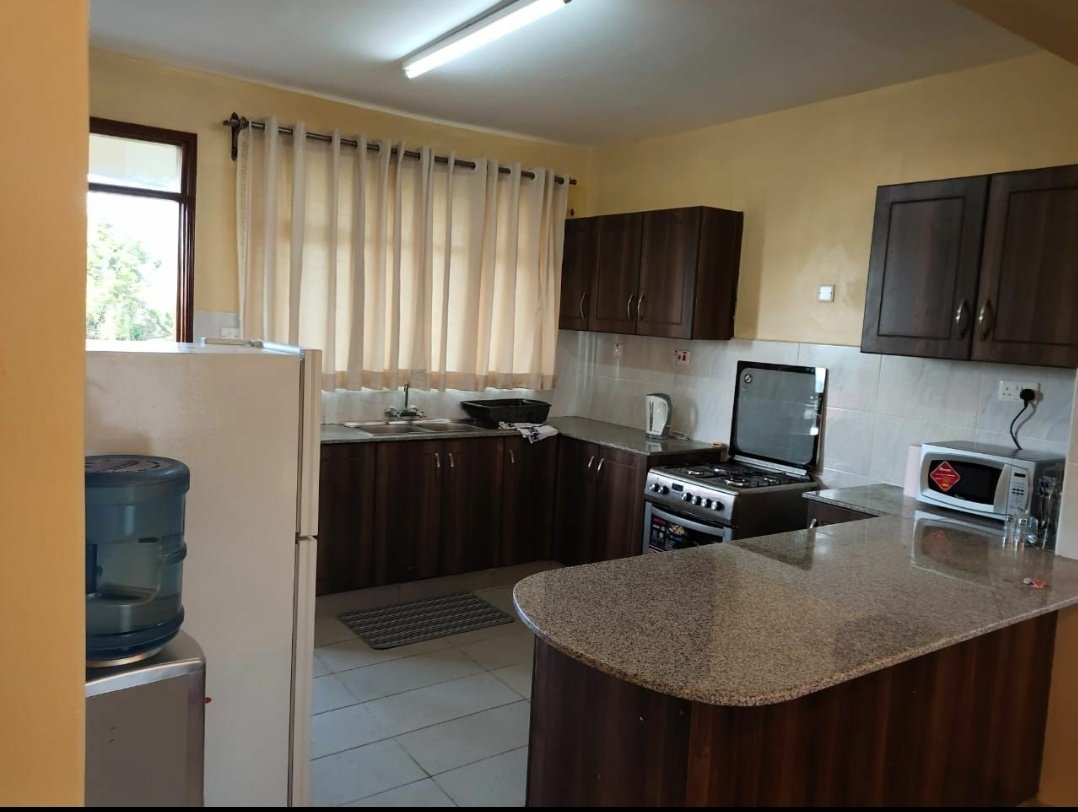 "Cheetah" 2 bedroom all ensuite Location: Nanyuki, Kenya Amenities: wifi/secure parking space/hot shower/fully equiped kitchen Price: 9,000 per night