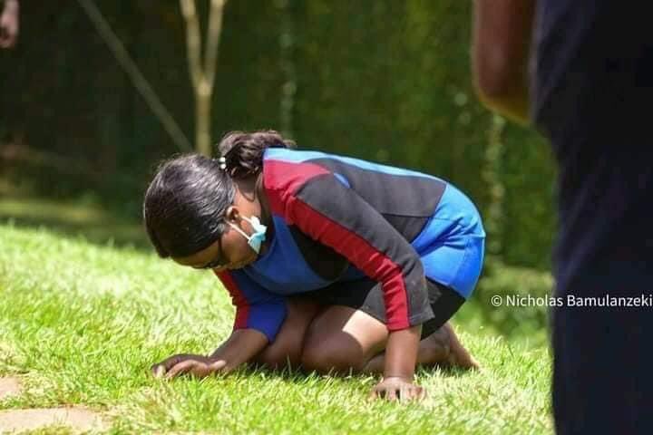 Should we say that here, @NamakumbiJ, a member of the, '#IchoosePeace' gang, was on her knees to thank the military men that beat up her fellow journalists and NUP leaders at the @UNHumanRights offices for the job weldone?? #StopPoliceBrutalityinuganda #WeAreRemovingADictator