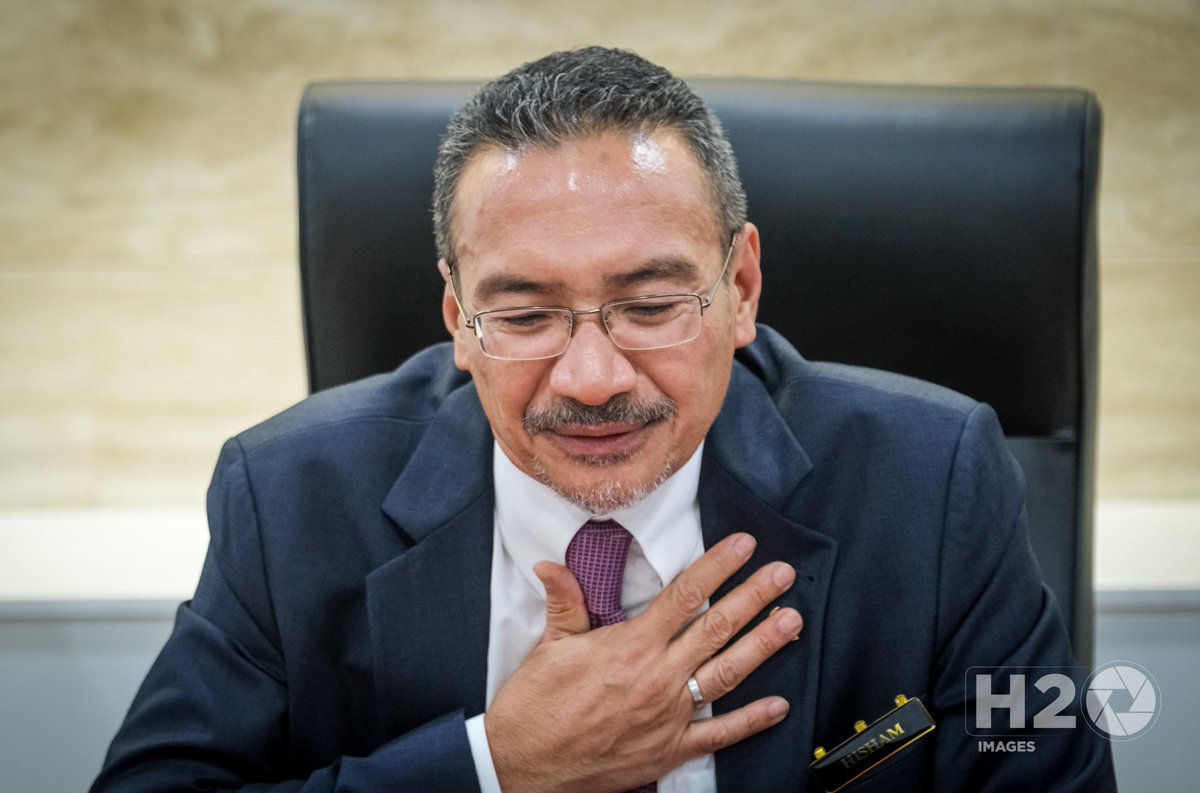 H2O_Images's tweet photo. Dato’ Seri Hishammuddin Tun Hussein giving expression of gratitude during video conference at his home office. 

📸 @zaabazek / Muhd Zaaba Zakeria

#h2o_image
#H2O_Images
#h2o.video
#h2o_info
#hishammuddinhussein
#aseanforeignministers 
#wismaputra https://t.co/R7jkphMrLN