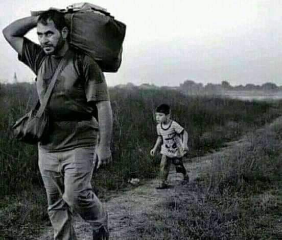 Abo : Is ilaali talaabada aad qaadayso waa wakhti xun baa lagu jiraaye.
Wiilka: Aabo adigu iska jir talaabada aad qaadayso waayo anigu adaan ku daba socdaaye.