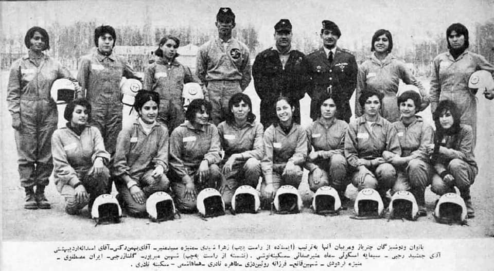 Jo5x8HaTcF3o5Px's tweet photo. گوساله عرعرزشی هرگز نفهمیدی و نخواهی فهمید چرا ما میگوییم #بگو_برگرد_شاه ایران زمان #شاه توسط مشتی پدوفیل و تریاکی و دزد اداره نمی شد , نخستین گروه چترباز دوشیزگان ایران ��ر #دوران_پهلوی دورانی که برای مقام و منزلت زن ایرانی ارزش قائل بودند 
#جاویدشاه
#قضاوت_تاریخ 
تاریخ در تصویر https://t.co/wXQbhOceY7