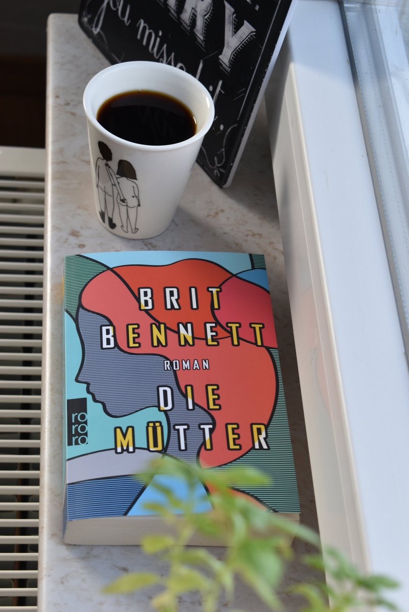 "Die Mütter" ist die Skizze einer Gesellschaft, bestehend aus mehreren Generationen mit ihren Werten, Wünschen und Hoffnungen. Mit ihren Zielen und Niederschlägen, Träumen und Ängsten.
nannisraeuberleben.de/2021/02/die-mu…