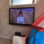 ちょっとした奇跡？テレビに映る背景と家の壁の模様が一緒!