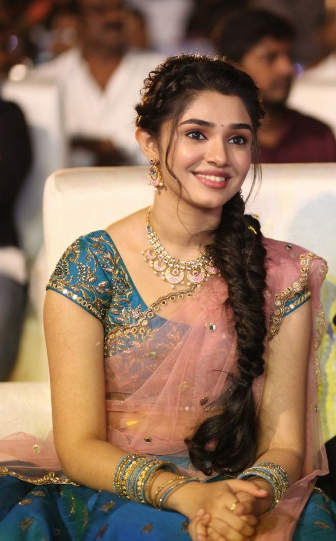RAPOtweets's tweet photo. Buzz : #Uppena fame @IamKrithiShetty will reportedly play the leading lady in #RAmPOthineni's next with #LinguSwamy 💥

#RAPO19 #RAmPOthineni #KrithiShetty
#UstaadRAmPOthineni  #RAPO https://t.co/jZCEHuJwOd