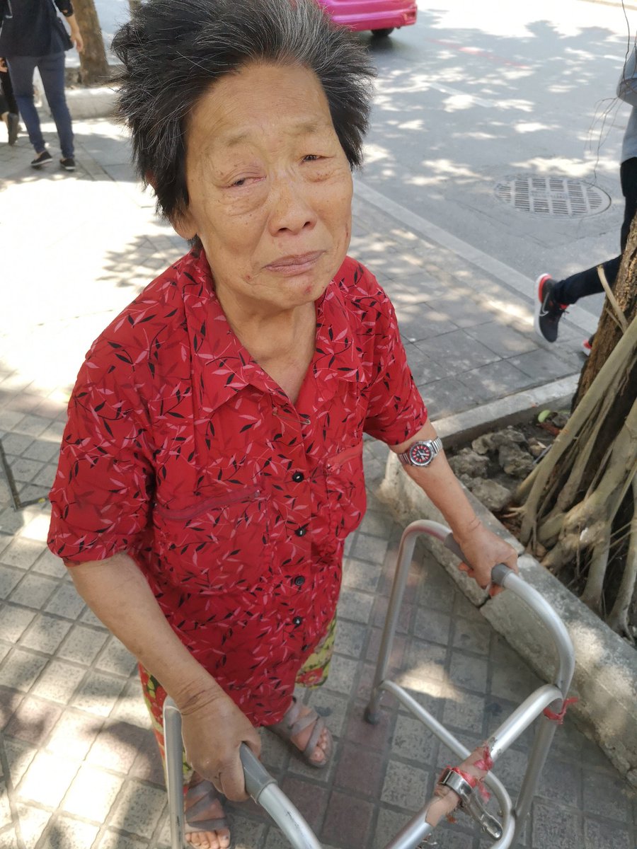 TW: Fam-Violence
[Pls rt] ป้าอยู่ตรงข้าม Central Selom complex ป้าบอกว่าโดนลูกทิ้งมาให้เป็นขอทานและก็พึ่งโดนลูกสะไภ้​ทำร้ายมาด้วย ป้าไปแจ้งความที่สน.แล้วแต่ตำรวจไม่รับเรื่องแล้วให้เคลียร์เรื่องในครอบครัวเอง มีใครรู้ช่องทางที่สามารถช่วยเหลือป้าได้มั้ยครับ #ทวิตดีคนรีน้อย #เราชนะ