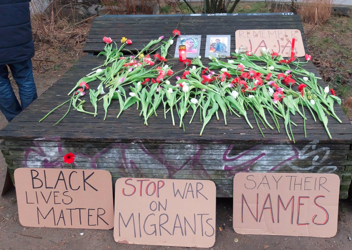 Kundgebung: 18.02.| 16 Uhr | Yaya-Jabbi-Circle (beim Park Fiction)
Yaya Jabbi* wurde am 14.1.16 am Hamburger Berg von der Polizei festgenommen wegen 1,5 g Gras. Am 18. starb Yaya in seiner Zelle. In Hanöversand ungeklärt.