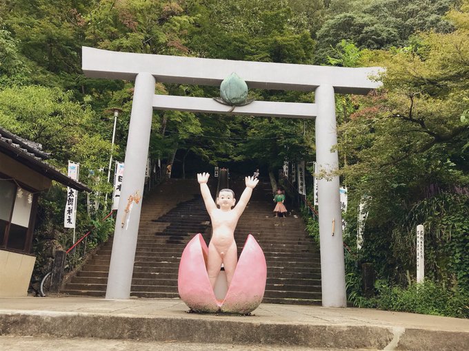 桃太郎神社(愛知県犬山市)
祭神は桃の神格化である大神実命
桃太郎神社の位置する愛知県犬山市の木曽川沿岸に桃太郎誕生地伝説があり、退治をした桃太郎は桃の実から現れた大神実命であると伝えられる
神社奥の桃山は桃太郎が最後に姿を隠した場所とされ、太古よりこの山を信仰の対象にしていた 