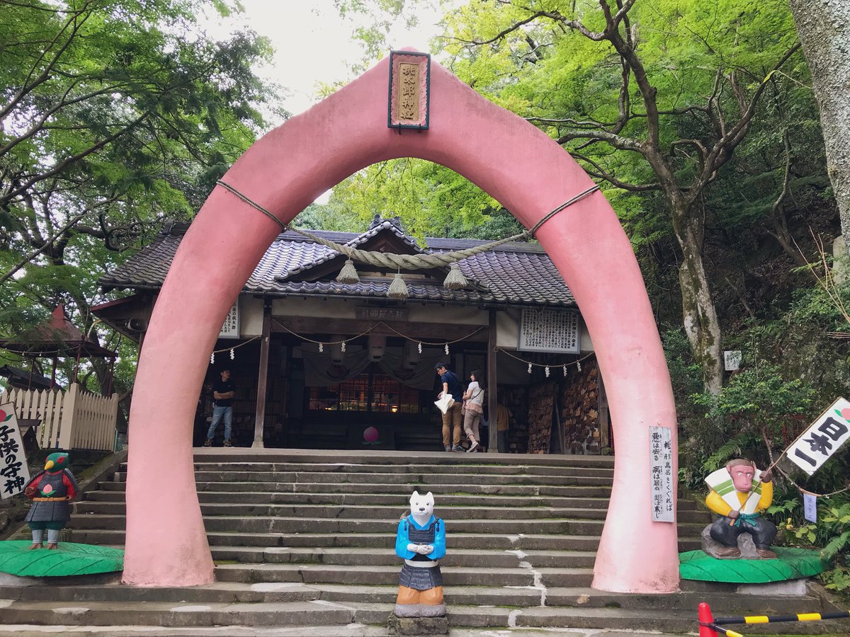 桃太郎神社(愛知県犬山市)
祭神は桃の神格化である大神実命
桃太郎神社の位置する愛知県犬山市の木曽川沿岸に桃太郎誕生地伝説があり、退治をした桃太郎は桃の実から現れた大神実命であると伝えられる
神社奥の桃山は桃太郎が最後に姿を隠した場所とされ、太古よりこの山を信仰の対象にしていた 