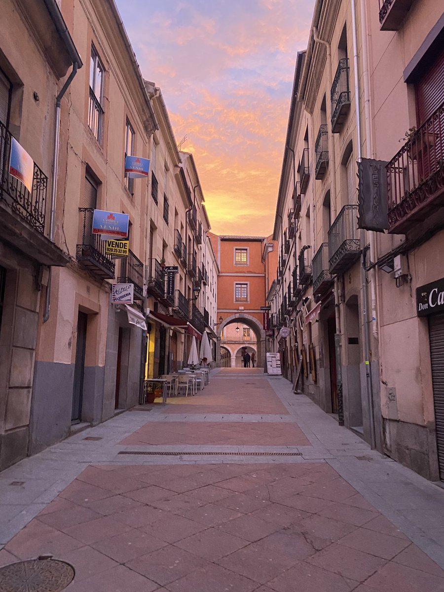 garquez's tweet photo. Ávila está hoy de color rosa💖 https://t.co/18MhYkhosI