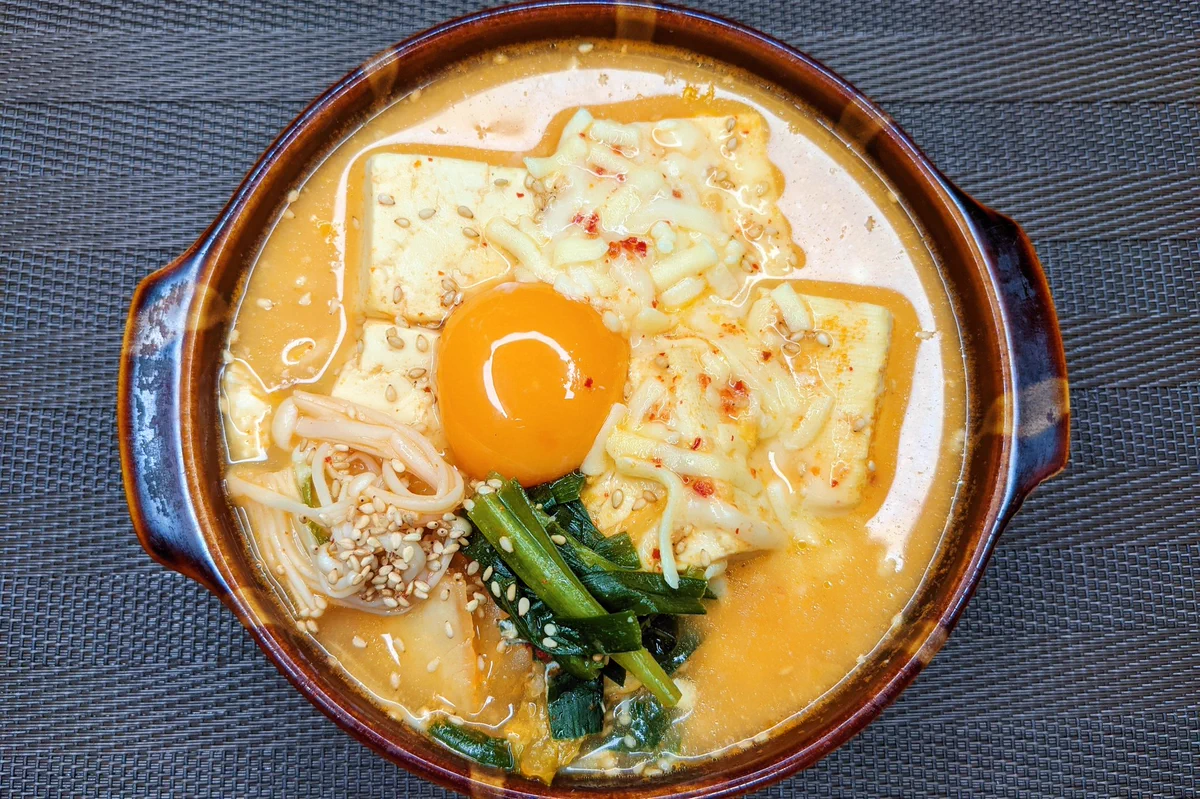 キムチで簡単スンドゥブ風に！寒い日におすすめの鍋レシピ！
