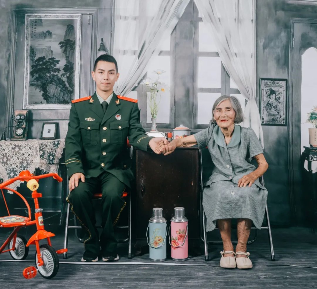 CGTNOfficial's tweet photo. #ChinaBuzz A 24-year-old firefighter takes special family photos in uniform to thank his adoptive mother and local firefighters who helped his family since he was a child.

"'Grandma' gave me a second life, and the firefighters who helped me gave me a third." #ICYMI https://t.co/7lAE2JJiRP