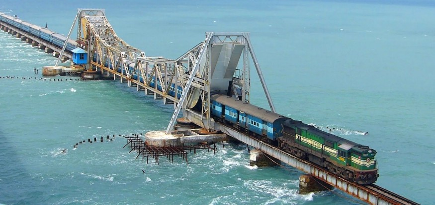 washed all 126 girders. Sreedharan’s out of box thinking and his early tryst with Port Engineering came to his rescue. He fished all 126 girders from the sea using specially crafted cranes and skilled laborers finishing the repair project in record time.