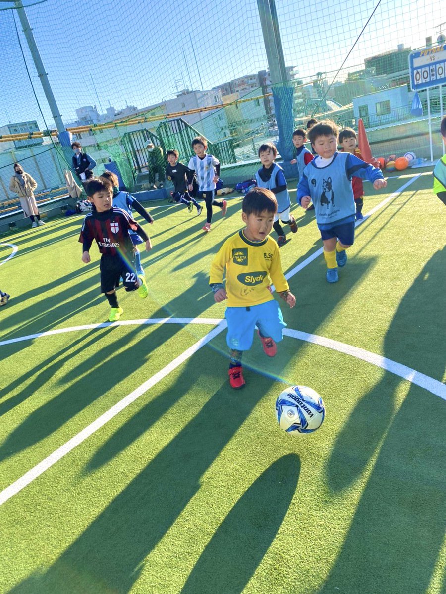 【水曜日 平日トレーニング】

試合で使える実践における
テクニックを身につけるためには

🔴ボール扱い
🔴身体操作 がマッチしていないといけません。

まだまだ練習不足なので、引き続きトレーニングを行い、ストレスなくボールを扱えるようになりましょう✨

#FCPORTA #水曜日 #伸び代