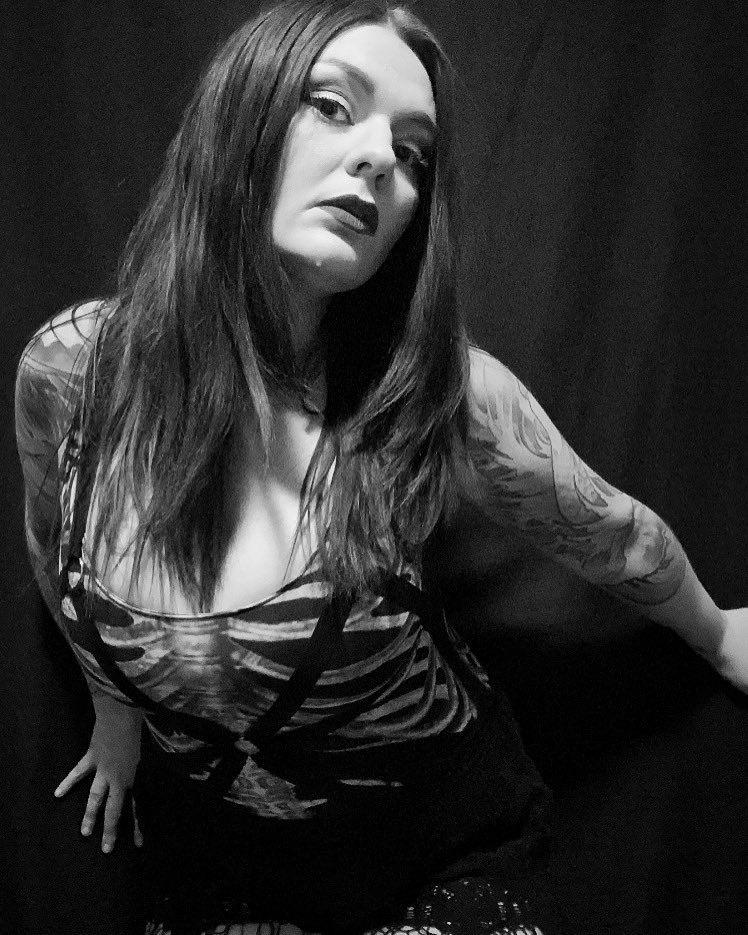 🎶if nothing else 
you have audacity
the rotting starts in the roots🎶 
🖤 NEW SONG ANNOUNCEMENT TOMORROW 🖤 #metalwoman #metalsinger #vocalist #metalvocals #lyrics