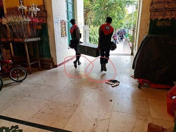 Burmese troops loot Shwedagon Pagoda treasures