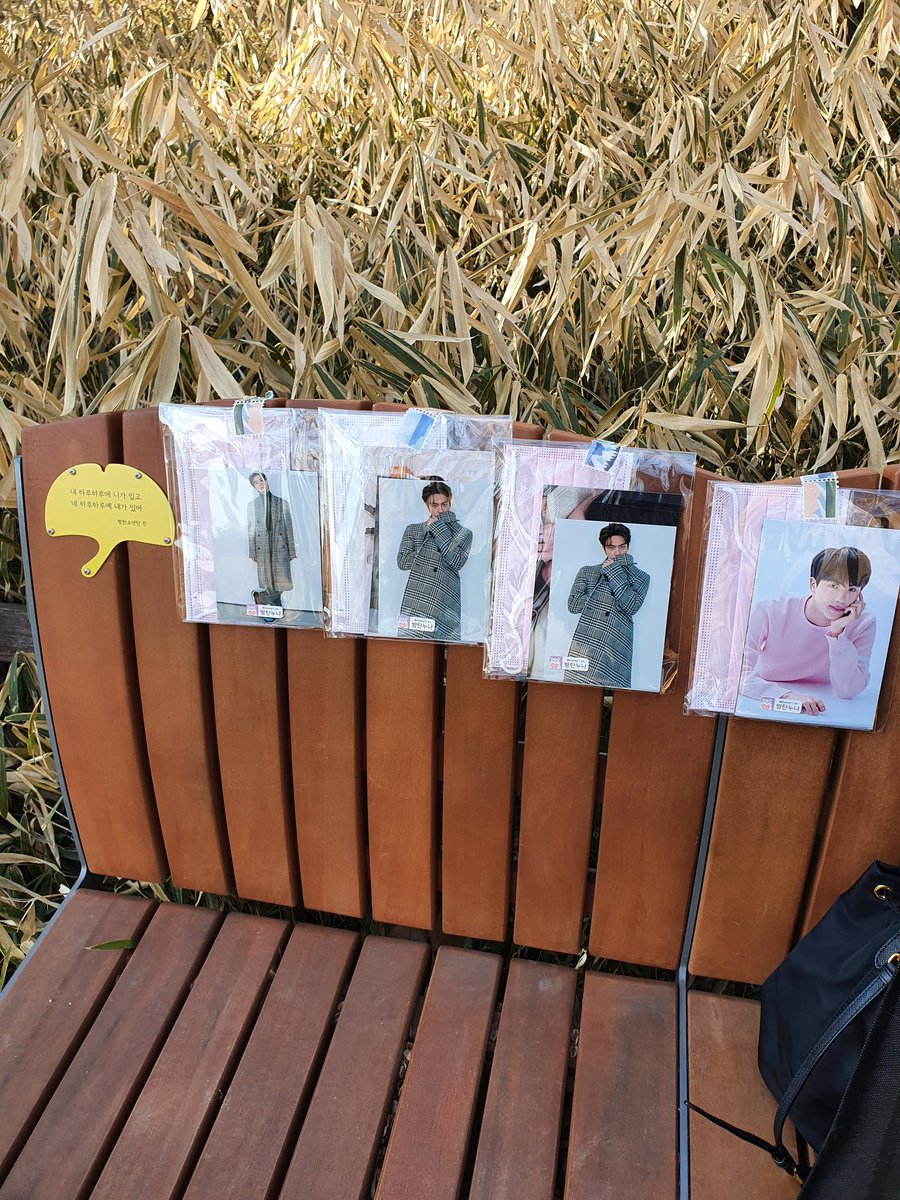 lyhjjang77_bts's tweet photo. #서울숲
#지민벤치
#석진벤치
홉이 생일이어서 왔지만..안갈수없는 ..
지민이 생각나는 노랑마스크.석진이 생각나는 분홍마스크 몇개두고가요~
오늘은 다 아미님들이 가져가시는것 같아서 좋네요^^ https://t.co/X5lDAeTl2x