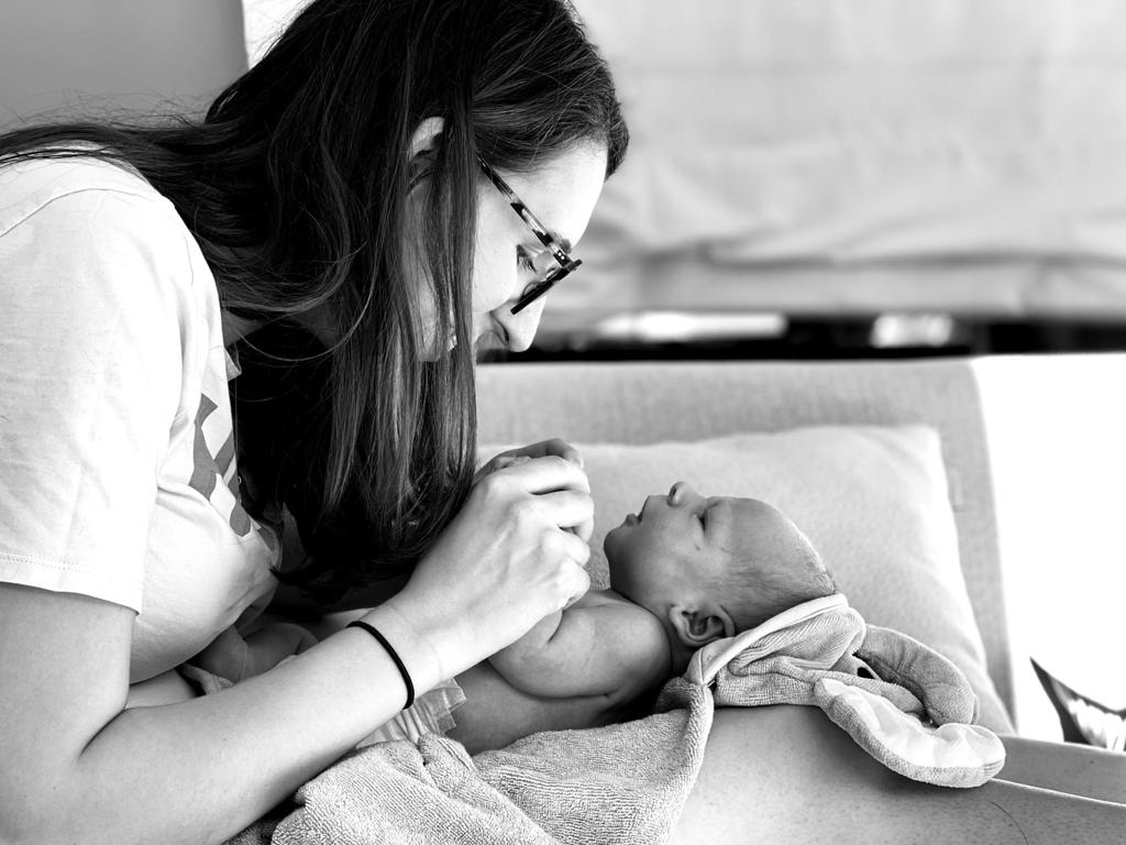 Babies can see from birth, from a distance of about 12 inches.  
🌟 Creating an appropriate sensory environment provides moments for attunement, love and mutual eye gazing.
🌟 Parents are their babies best toy