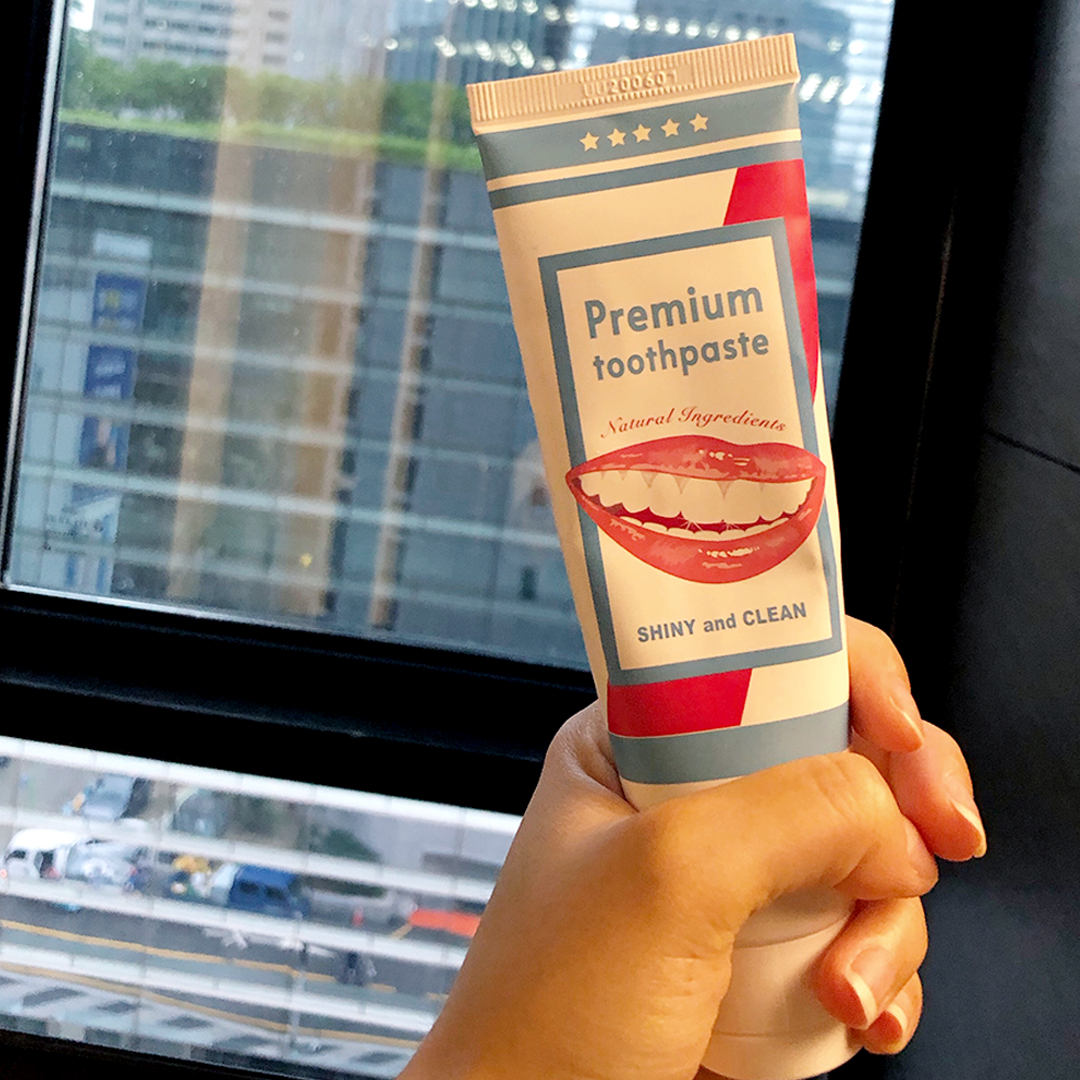 (타래 이어서)

치약은 UUU 프리미엄치약 썼구요 
과산화수소 성분이 치아 손상 위험이 있다길래
그거 없이 미백되는 치약 골라 산거에여 👅