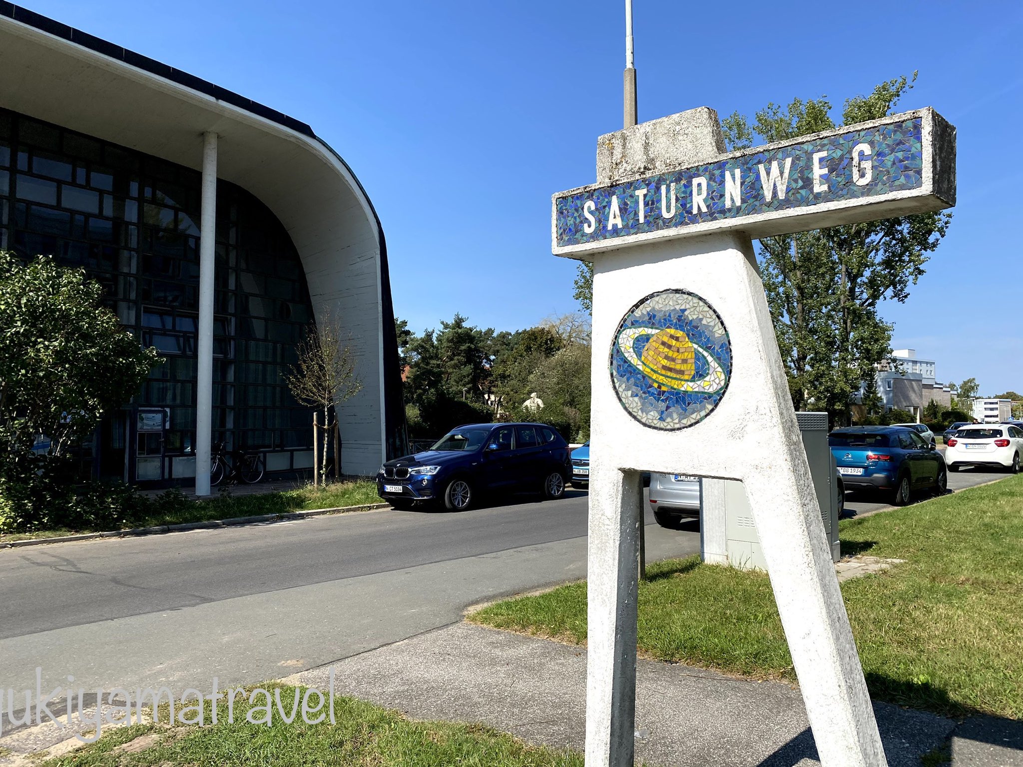 ツアーガイド Japan ニュルンベルク P Wie Planetenring Rangierbahnhof Siedlung 1950年代の都市計画に基づいて出来た 当時の最先端 未来都市 今ではノスタルジックな雰囲気を醸し出している 凝ったデザインの通り名の表示板 その名は天体 木星
