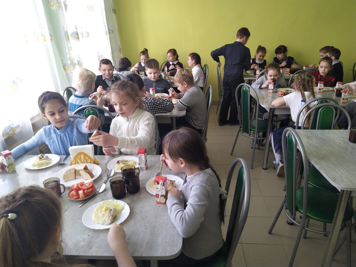 По поручению губернатора #ИвановскаяОбласть  на территории #ВИЧУГА осуществляется контроль за школьным питанием. Зам. Главы администрации И. Виноградова и руководитель фракции "ЕР" в гор.Думе О. Стрелкова оценили качество организации горячего питания в школах города. #ЕР37