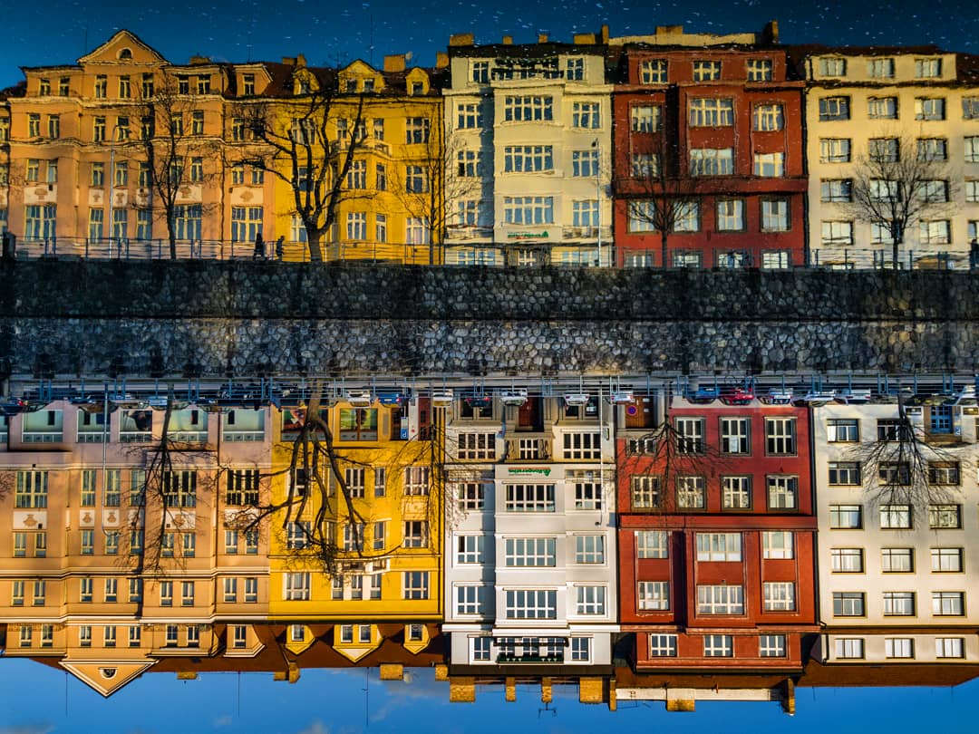 PavelKubes_'s tweet photo. 🔄 UPSIDE DOWN
#color #houses #CeskeBudejovice #Budejce #Architecture #Malse #ZatkovoNabrezi #JizniCechy #SouthBohemia #mirroring #zrcadleni #house
[○°] #PavelKubes #kupafoto #kupastudio #S8Plus #February2021 https://t.co/XV6NOgnPWB