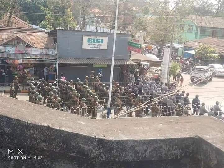 In Myitkyina, the military is blocking roads and preparing for violence. They even shot at onlookers with slingshots. (1:07PM)
GIVE BACK HUMAN RIGHTS
#WhatsHappeningInMyanmar
#Feb18Coup
#CrimesAgainstHumanity