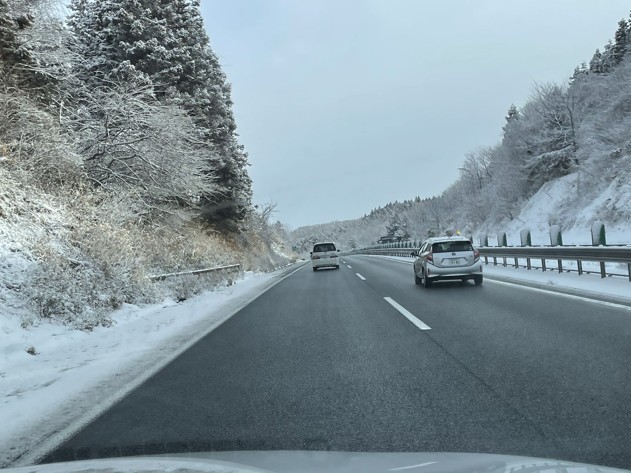 Gamohigata A Twitter 春の兆し 新幹線運休 雪の東北道通勤 矢張り氷点下で 雪の道 太陽が射すので徐々に溶ける だろう クルージングに設定して 雪の東北道スナップを 少し吹雪いた場所もあったが 無事大崎市標識 三本木を出たら４号線が渋滞 約1時間で介護