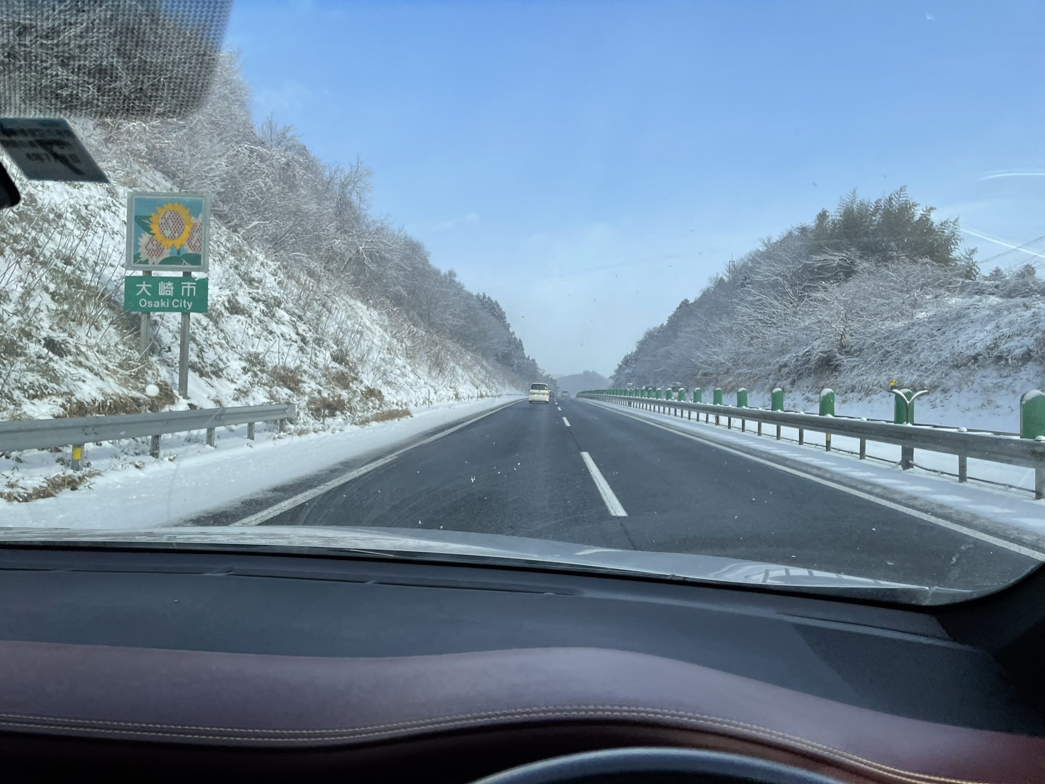 Gamohigata A Twitter 春の兆し 新幹線運休 雪の東北道通勤 矢張り氷点下で 雪の道 太陽が射すので徐々に溶ける だろう クルージングに設定して 雪の東北道スナップを 少し吹雪いた場所もあったが 無事大崎市標識 三本木を出たら４号線が渋滞 約1時間で介護