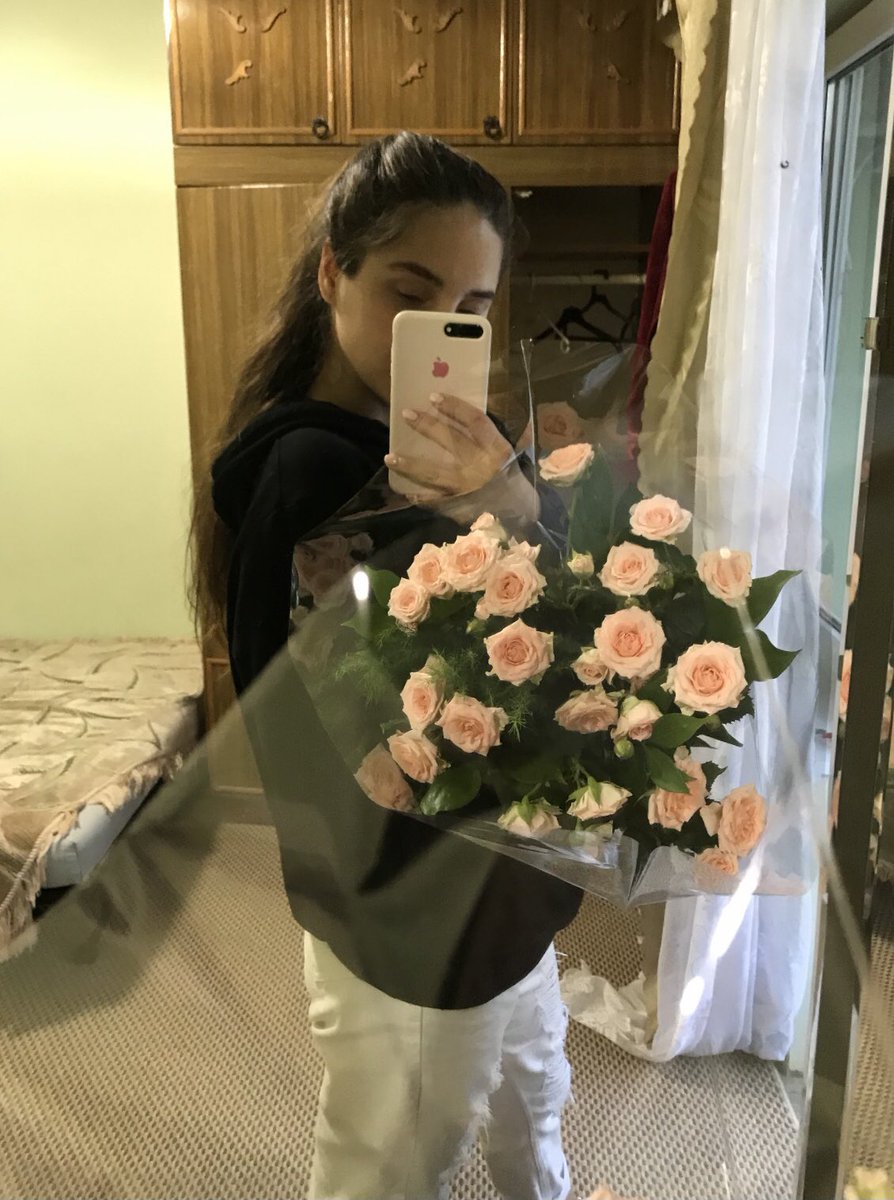SBurhanova's tweet photo. Подаренных цветов набралось на один твит ! 💔 
(теперь коплю на второй) 🐈✨ https://t.co/l5L2Bxn3oz
