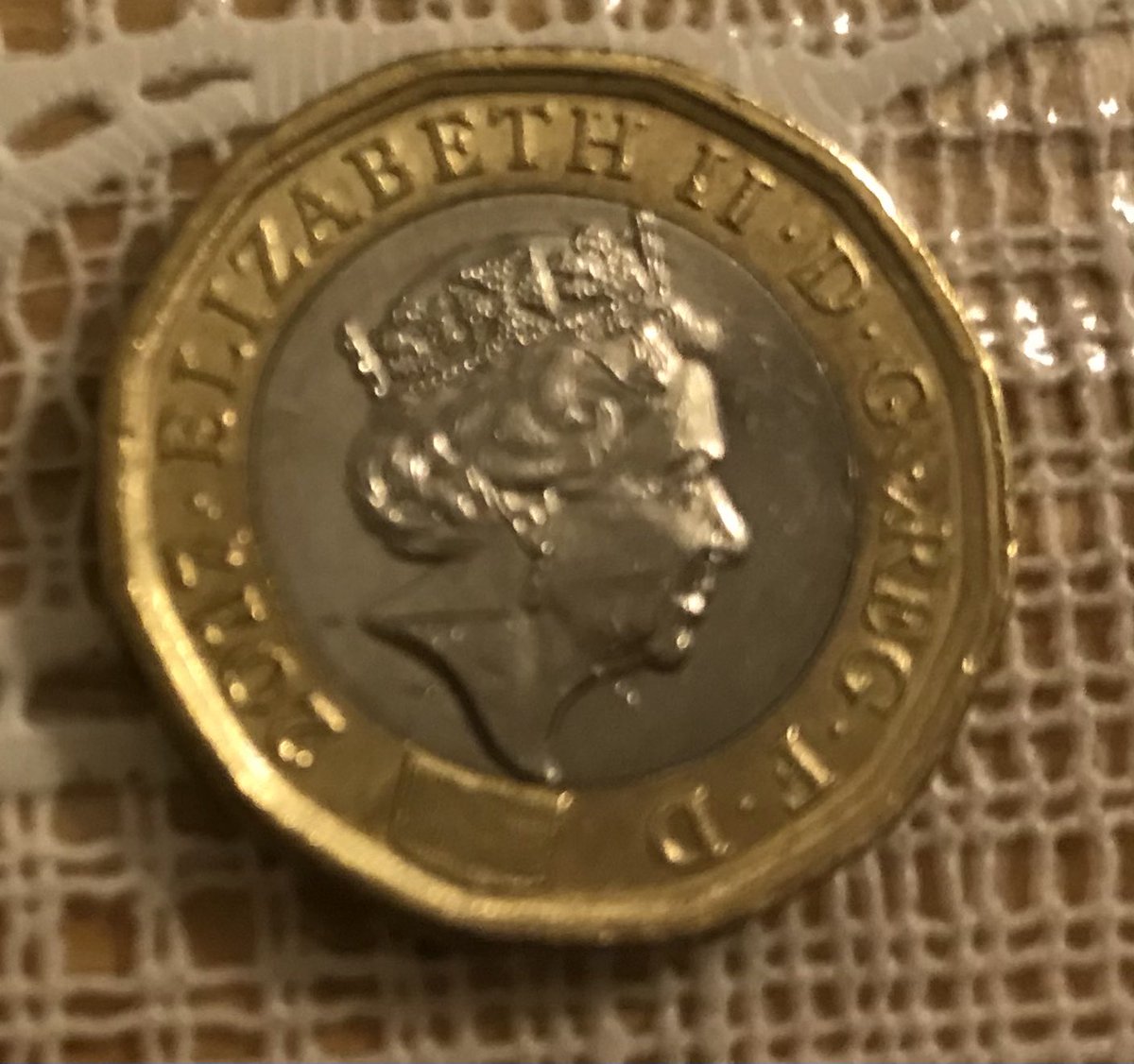 ラテン語さん On Twitter 情報ありがとうございます このフレーズはおっしゃる通りラテン語で 神の恩寵によって 女王 信仰の擁護者 Dei Gratia Regina Fidei Defensatrix という意味です