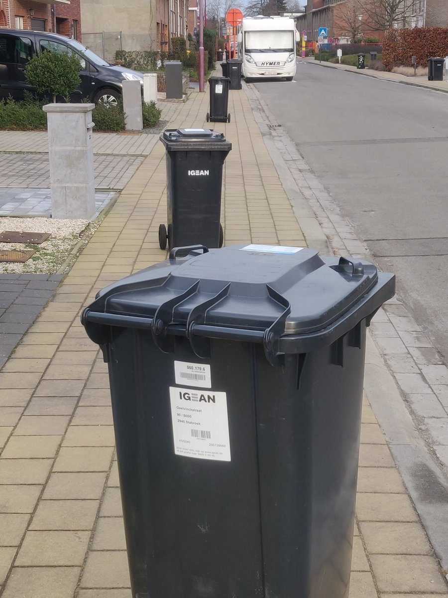 Feest, de mannen van de #vuilkar hebben weer een slalom parcours uitgezet. De Super G voor kinderwagens, als het ware. #igean @GStabroek