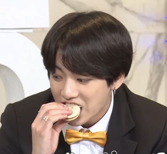 น้องยังไม่ว่างมาทวีตหรอกค่ะ เรื่องกินเรื่องใหญ่มาก น้องอาจกำลังกินข้าวมื้อที่ 5อยู่ รอหน่อยนะคะ 🥺