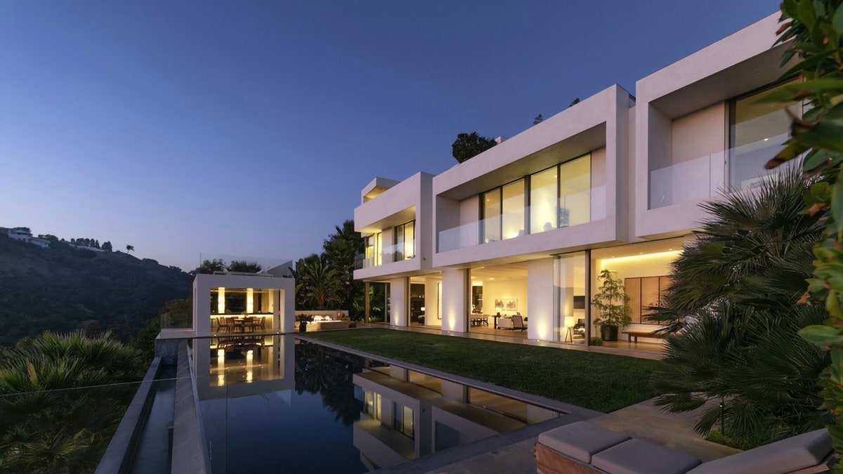 L'humoriste Trevor Noah vient de faire l'acquisition d'une sublime nouvelle demeure ! Visitons en image ce manoir décoré tout de bois et de verre 🏰 #Luxe  mon.infolink.link/r/qkfv2gg