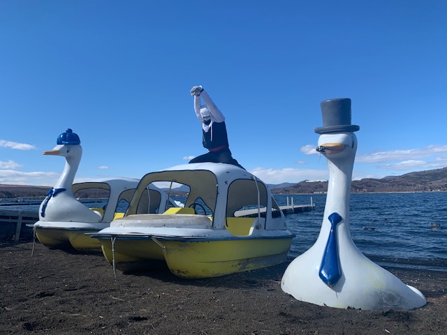 山中湖の白鳥 公式 スワン足漕ぎボート 風で頭が取れたので 人型白鳥やってみました ご乗船 お待ちしております 富士山 山中湖 白鳥 自然 自然の癒し 野生 足漕ぎボート Swan 面白画像 面白かったらrt T Co Z1ab5afons