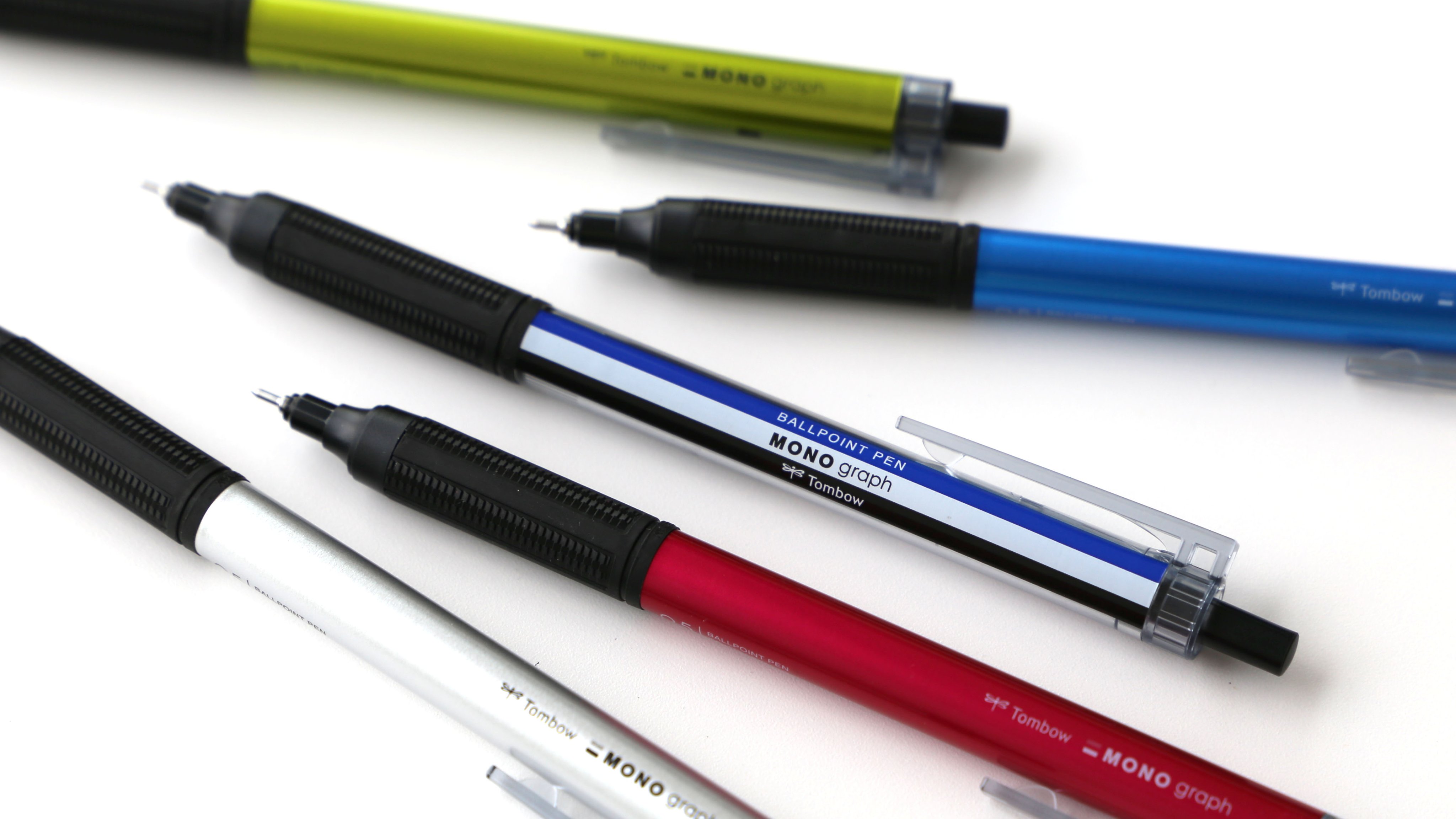 トンボ鉛筆 公式 トンボ新製品 モノグラフシリーズからボールペン モノグラフライト が新発売です ロングニードルチップと新開発の超低粘油性インクで軽ーく滑らか な筆記を楽しめます 書くことがまた楽しくなりそうな新しい